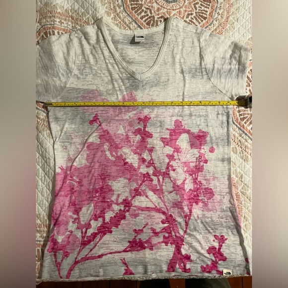 The North Face Pink and White Patterned V-neck T-shirt - Picture 7 of 7